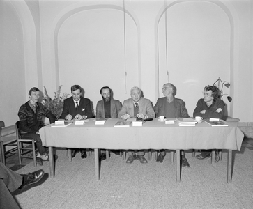 884557 Afbeelding van de persconferentie in de sacristie van de Domkerk (Domplein) te Utrecht ter gelegenheid van de ...